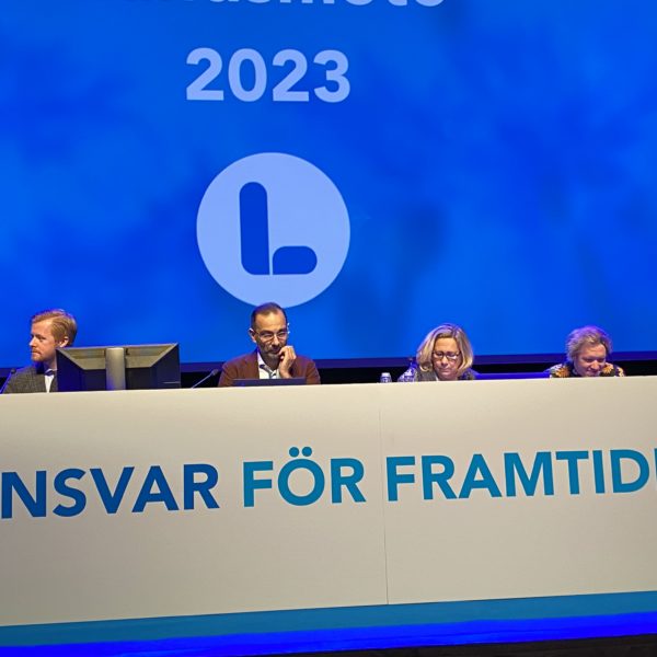 Bild på landsmötespresidiet på scenen. Fyra personer bakom ett långt bord.